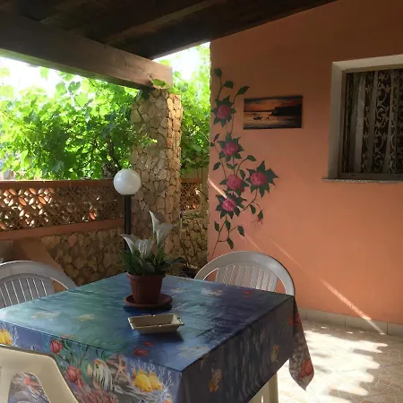 A Due Passi Da Cala Pisana Apartment *