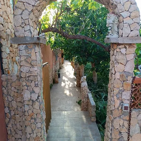 A Due Passi Da Cala Pisana Apartment *