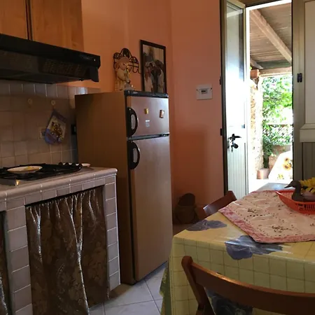 A Due Passi Da Cala Pisana Apartment
